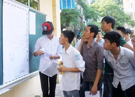 Thí sinh xem điểm thi tại Trường Đại học Phòng cháy chữa cháy 2012.