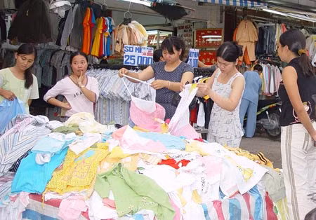 Hàng may mặc giảm giá mạnh nhưng cũng chỉ lèo tèo khách mua.