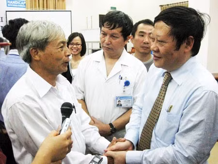 Người nhà cháu bé chia sẻ niềm vui cùng Ban Giám đốc Bệnh viện. Ảnh: Thanh Hằng.