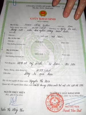 Giấy khai sinh của cháu Hồng Quân.