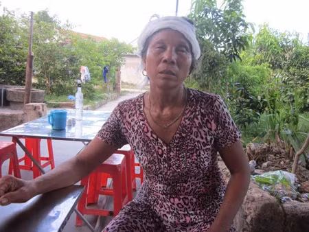 Bà Nguyễn Thị Hoa (mẹ ruột nạn nhân) kể chuyện.
