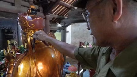 Một pho tượng bị Đại đức Thích Thanh Viễn đục trên vai.