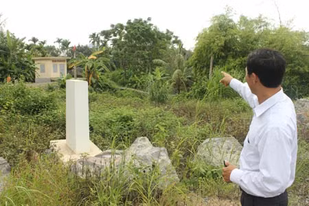 Cổng mỏ nổ mìn khai thác chỉ cách xóm vài bước chân.