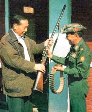 Giao nộp vũ khí tượng trưng.