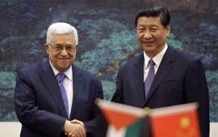 Chủ tịch nước Trung Quốc Tập Cận Bình (phải) và Lãnh đạo Palestine Mahmoud Abbas tại sảnh Đại Lễ đường Nhân dân ở Bắc Kinh, ngày 6/5/2013.