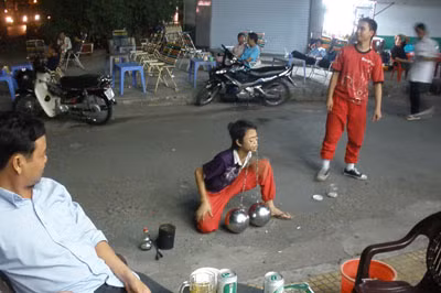 Màn biểu diễn trong sự thờ ơ của khách bên bàn nhậu.