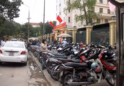 "Loạn" phí trông xe ở các bệnh viện ảnh 1