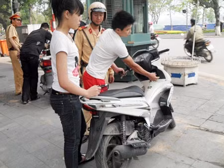 Đôi trai gái này đi xe không biển kiểm soát, không đội MBH.