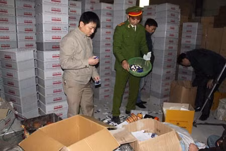 Nút chai và nhãn mác giả được cất giấu tại một góc xưởng.