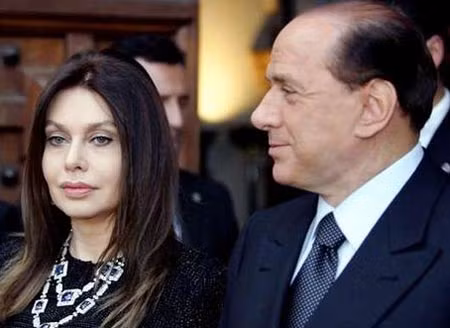 Ông Silvio Berlusconi và vợ.