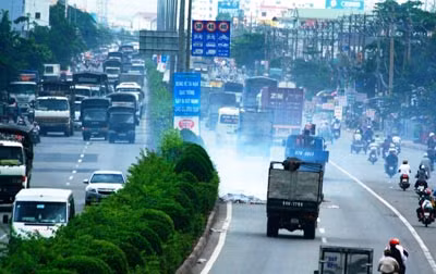 Đẩy thùng giấy đang cháy xuống đường gây cản trở giao thông ảnh 1