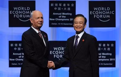 Chủ tịch Diễn đàn Kinh tế thế giới, Tiến sĩ Klaus Schwab và Thủ tướng Trung Quốc Ôn Gia Bảo.