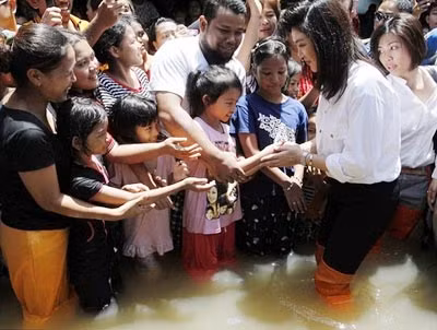 Thủ tướng Yingluck Shinawatra tới thăm người dân vùng lũ lụt.