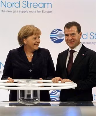 Thủ tướng Đức Angela Merkel và Tổng thống Nga Dmitry Medvedev tại lễ khánh thành đường ống dẫn khí Dòng chảy phương Bắc.