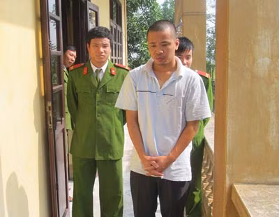 Dẫn giải Nguyễn Tiến Thịnh về phòng tạm giam.