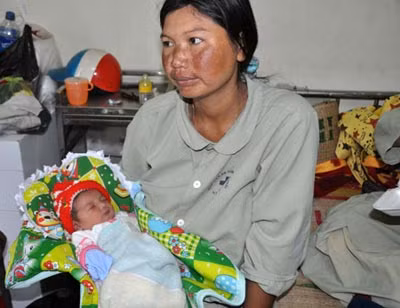 Chị Đinh Thị Hoái và cháu bé trai kháu khỉnh đích thực con chị.