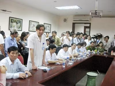 Cuộc họp giữa lãnh đạo Bệnh viện Phụ sản TW và gia đình cháu bé bị mất tích.