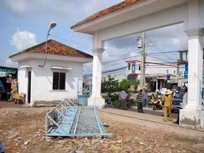 Cổng của Bệnh viện Năm Căn bị các đối tượng xô đạp đổ.