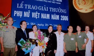 Trung tá Ngô Thị Thuỷ nhận Giải thưởng Phụ nữ Việt Nam năm 2006.