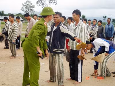 Kiểm tra phạm nhân (Trại Gia Trung) trước và sau khi đi lao động.