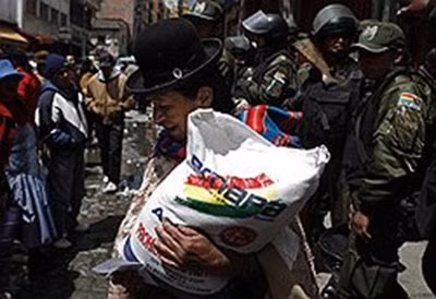 Người dân phải mua đường theo phiếu tại Bolivia.
