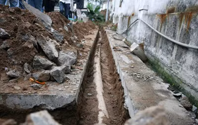 Một đoạn ống ngầm xả trộm của Tung Kuang được phát hiện chôn ngầm dưới sân bê-tông.