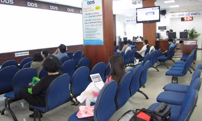 Sàn giao dịch chứng khoán trong buổi “chợ chiều”.