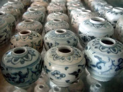 Đồ gốm sứ cổ Chu Đậu được tìm thấy từ con tàu cổ bị đắm tại tọa độ X vùng biển Cù Lao Chàm.