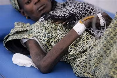 Một bệnh nhân nhiễm HIV tại Trung tâm điều trị Nouakchott ở Mauritania.