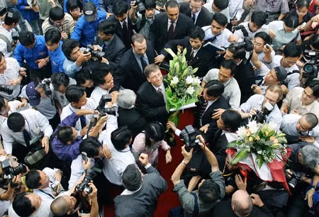 Tỉ phú Bill Gates trong vòng vây của những tay săn ảnh tại Hà Nội.