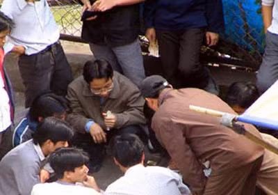 Ném tiền của cha mẹ vào xới bạc.
