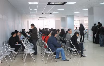 Sau 5 ngày tiếp nhận hồ sơ, vẫn có rất đông người dân ngồi chờ đăng ký mua nhà thu nhập thấp tại dự án Kiến Hưng.