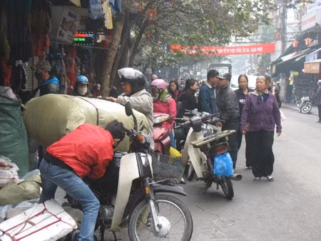 Tăng mức phạt, vỉa hè vẫn bị lấn chiếm ảnh 1