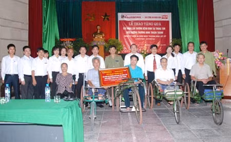 Đại diện lãnh đạo Báo CAND và Ngân hàng Agribank tặng quà thương, bệnh binh Trung tâm Điều dưỡng thương binh Thuận Thành, Bắc Ninh.