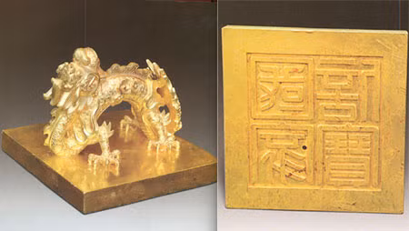 Mặt trên và mặt dưới của Ấn Quốc gia tín bảo bằng vàng, đúc năm Gia Long, cao 9,50 cm, cạnh 10,70 x 10,70 cm, dày 1,65 cm - một báu vật triều Nguyễn.