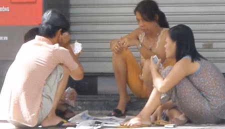 Nạn cờ bạc đã ném nhiều người đàn bà vào hố sâu tội lỗi.