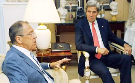 Ngoại trưởng Nga Lavrov (trái) và Ngoại trưởng Mỹ Kerry gặp gỡ tại Paris ngày 27/5 bàn về vấn đề Syria.