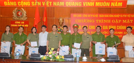 Đại tá Phạm Văn Miên, Tổng Biên tập Báo CAND; Thiếu tướng Lưu Quang Hợi, Phó Giám đốc Công an TP Hà Nội; ông Trịnh Ngọc Khánh, Tổng Giám đốc Ngân hàng Agribank tặng quà cho các gia đình chính sách, gia đình có hoàn cảnh khó khăn Công an TP Hà Nội.