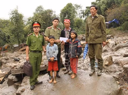 Đại diện Báo CAND, Công ty Duy Lợi thăm hỏi, ủng hộ gia đình chị Chảo San Mẩy.