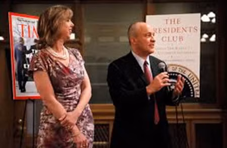 Hai tác giả N. Gibbs (trái) và M. Duffy trong buổi ra mắt đầu sách “The Presidents Club: Inside the World's Most Exclusive Fraternity”.