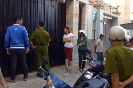 Nhiều nạn nhân kéo đến nhà Nguyễn Minh Hà khi hay tin thị bị bắt.