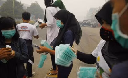 Các tình nguyện viên chuẩn bị mặt nạ mới để cung cấp cho cư dân ở Dumai, Indonesia, ngày 21/6/2013.