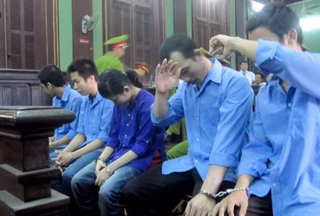 Nguyễn Đình Hậu (thứ 2, từ phải sang) cùng đồng bọn lúc chờ tòa nghị án và nghe tuyên án.