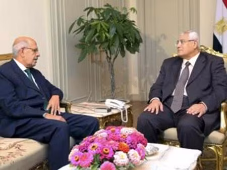 Quyền Tổng thống Ai Cập Adli Mansour (phải) tiếp ông Mahamed Elbaradei tại Dinh Tổng thống ở Cairo, ngày 6/7.