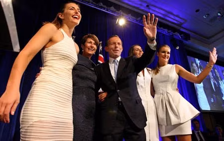 Tony Abbott cùng vợ và các con gái trong đêm ăn mừng chiến thắng.