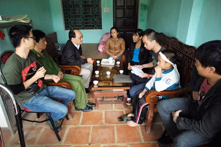 Tặng quà cho Trường Tiểu học Khải Xuân và các cô giáo bị hư hỏng nhà cửa.