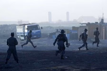 Cảnh sát Afghanistan truy lùng các tay súng tấn công sân bay Kabul.