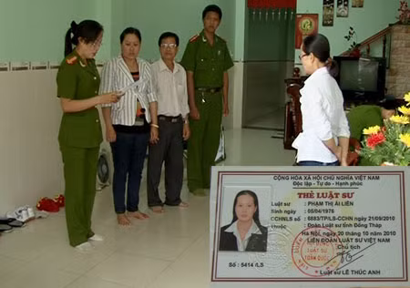 Cơ quan điều tra thực hiện lệnh bắt tạm giam Phạm Thị Ái Liên.