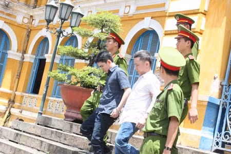 Hà và Bình về lại trại giam sau phiên tòa phúc thẩm.