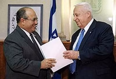 Dagan (trái) và người bạn chí cốt Ariel Sharon.